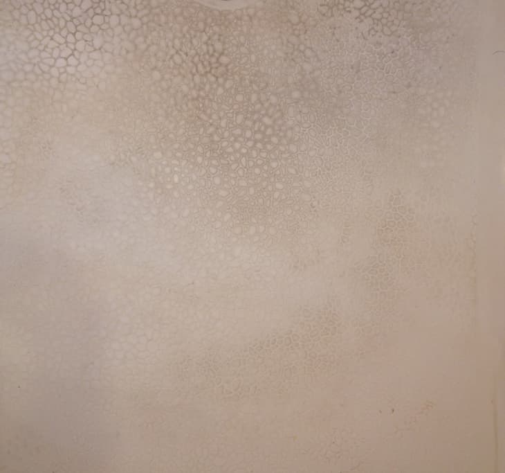 Hur får man ett texturerat duschgolv att se så rent ut som det faktiskt är?