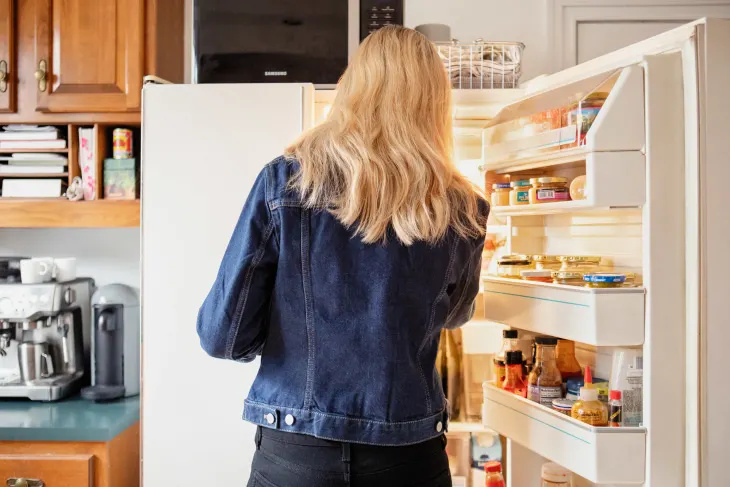 אם אתה עדיין מאחסן ביצים ומוצרי חלב בדלת המקרר, אתה צריך לדעת שיש דרך טובה יותר