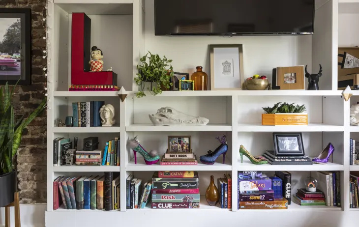 Så här dammar du av din bokhylla som ett proffs, enligt Marie Kondo