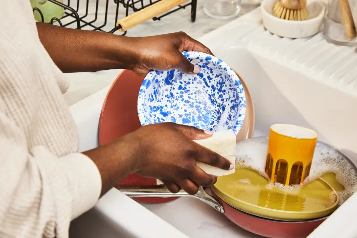 8 kļūdas, ko pieļaujat, mazgājot traukus ar rokām
