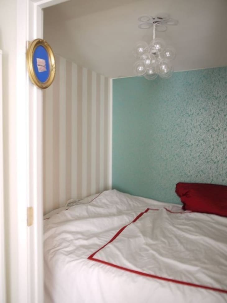 Nelielas telpas risinājums: pārveidojiet savu skapi par guļamistabu