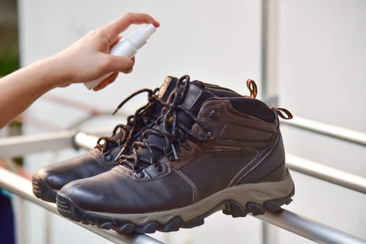 יש לך נעליים מסריחות? הנה איך להסיר את הריח שלהם ולשמור על ריח רענן ונקי