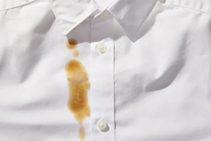 Tento geniálny (a lacný!) trik na pranie má z môjho bieleho trička škvrny od kávy