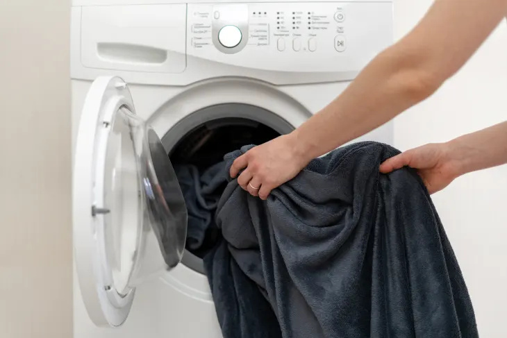 Как да перете утежнено одеяло, според експерти по сън и пране