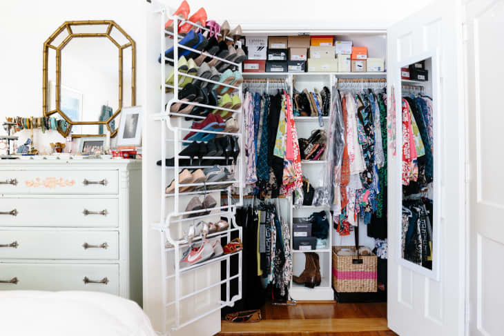 10 visečih organizatorjev za omare, ki bodo podvojili vaš prostor za shranjevanje in poenostavili vašo garderobo