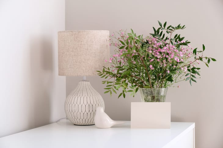 Najjednoduchší spôsob, ako udržať textúrované lampy a domáce dekorácie čisté