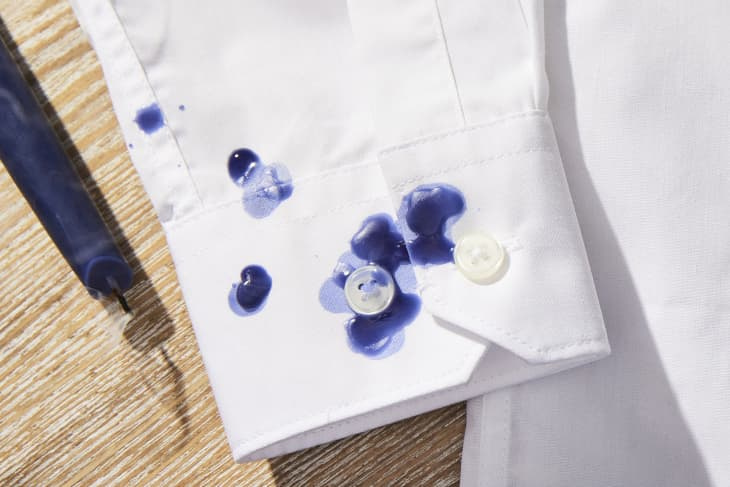 Как да премахнете разтопения (и разхвърлян) восък от свещи от дрехите, според текстилен експерт