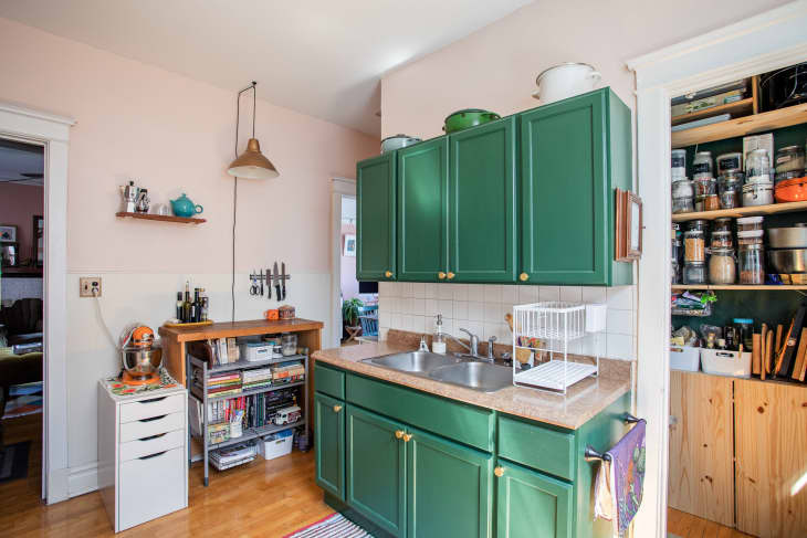 Кухнята за $12, която незабавно ще увеличи пространството в шкафа ви
