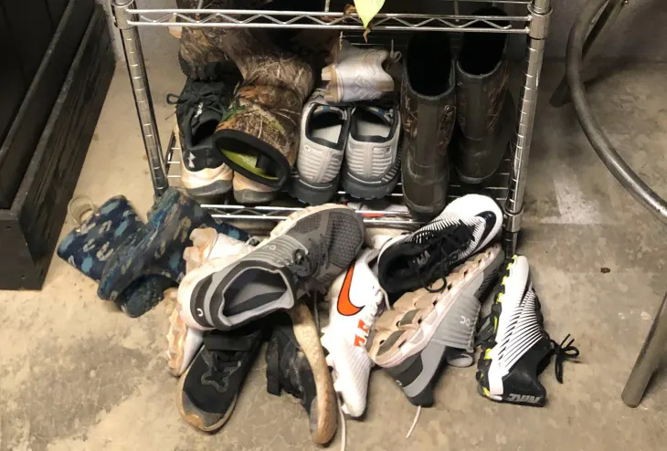 Изпратих на професионален организатор снимка на моята разхвърляна зона за съхранение на обувки — ето как тя го поправи
