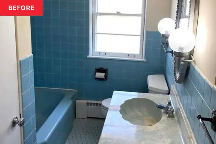 Преди и след: Възстановяване за $500 възстановява баня със сини плочки до нейните славни дни от 50-те години