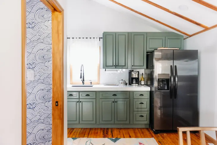 Искате професионално боядисване на кухненски шкаф? Никога не пропускайте тези 6 стъпки