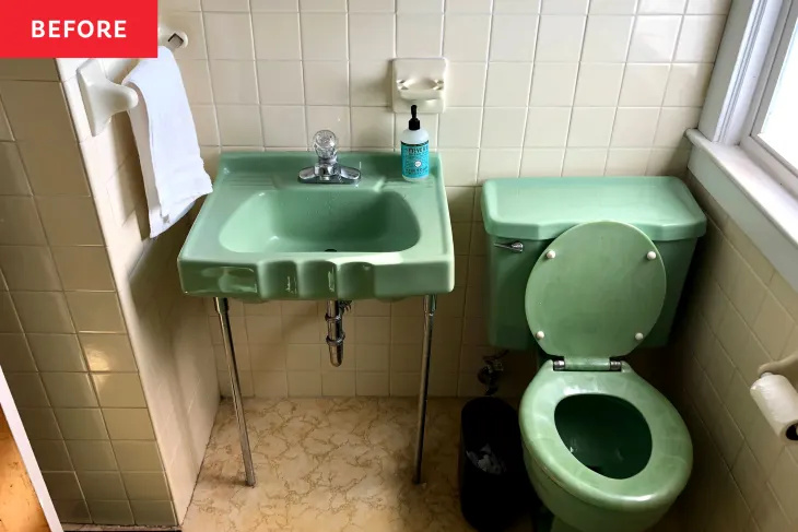 Pred a po: Smrek v hodnote 500 dolárov rozospieva staré zelené svietidlá v tejto kúpeľni