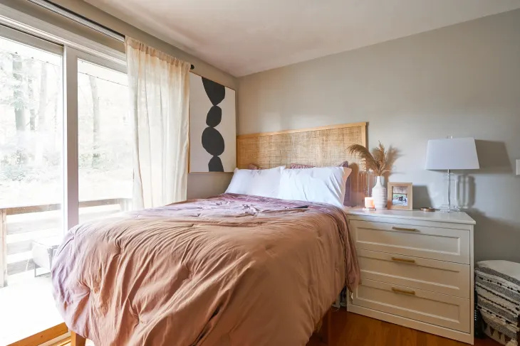 Този интелигентен „направи си сам“ е перфектният проект за спестяване на място за малки спални