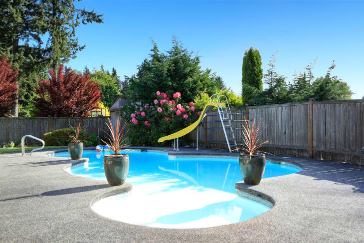 5 coses que potser no sabeu sobre comprar una casa amb piscina