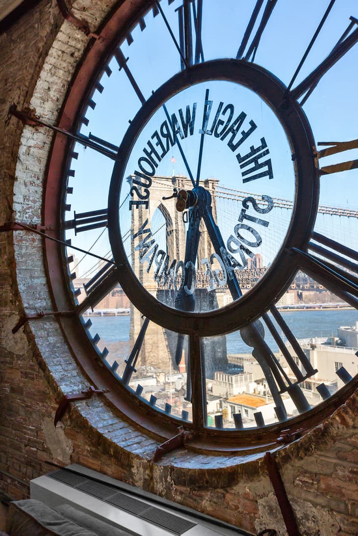 Mireu cap a l'interior: aquest loft de Brooklyn que deixa caure la mandíbula té una finestra de rellotge gegant