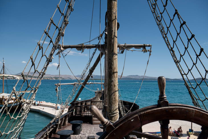 Det er en Pirate Ship House Boat til salgs i Virginia, og den koster bare 49 000 dollar