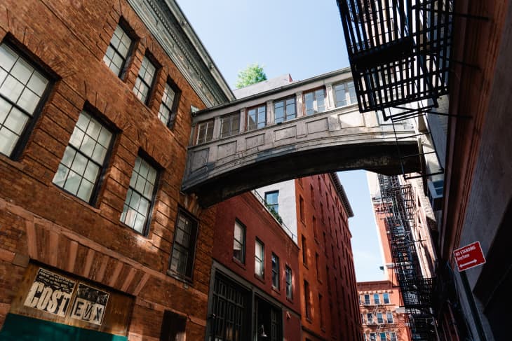 The Curious Truth About Skybridge Apartments (og hvorfor de er tingene i NYC Legend)