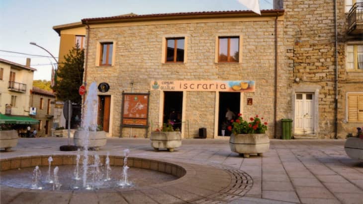 हे इटालियन गाव फक्त एक युरोसाठी फिक्सर अप्पर होम विकत आहे
