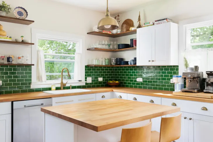   Moderna virtuve ar koka letes un spilgti zaļu backsplash