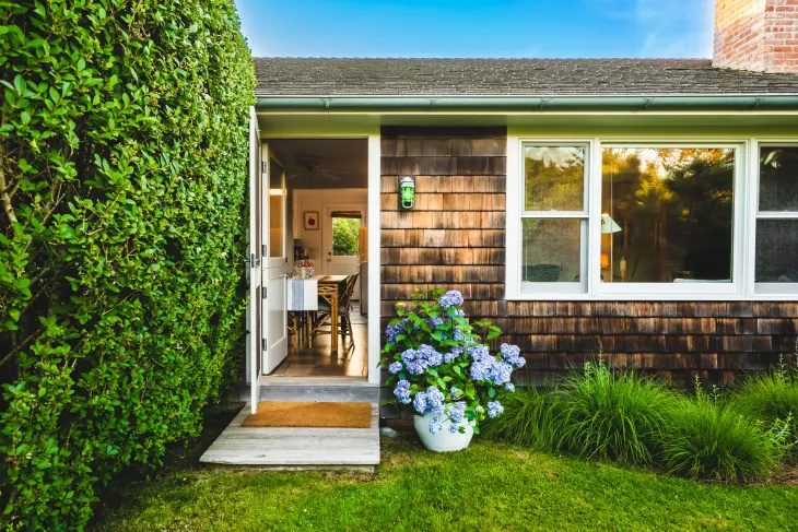 16 شيئًا يجب عليك فعلها قبل بيع منزلك في الربيع ، وفقًا لمحترفي العقارات