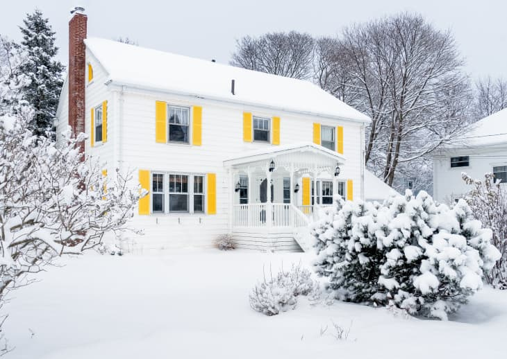 5 цвята на боята на входната врата, които изскачат в снега, според агенти за недвижими имоти