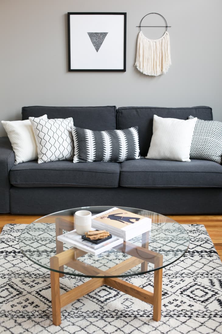 8 obývacích izieb, ktoré dokazujú sivú farbu, je nadčasová voľba