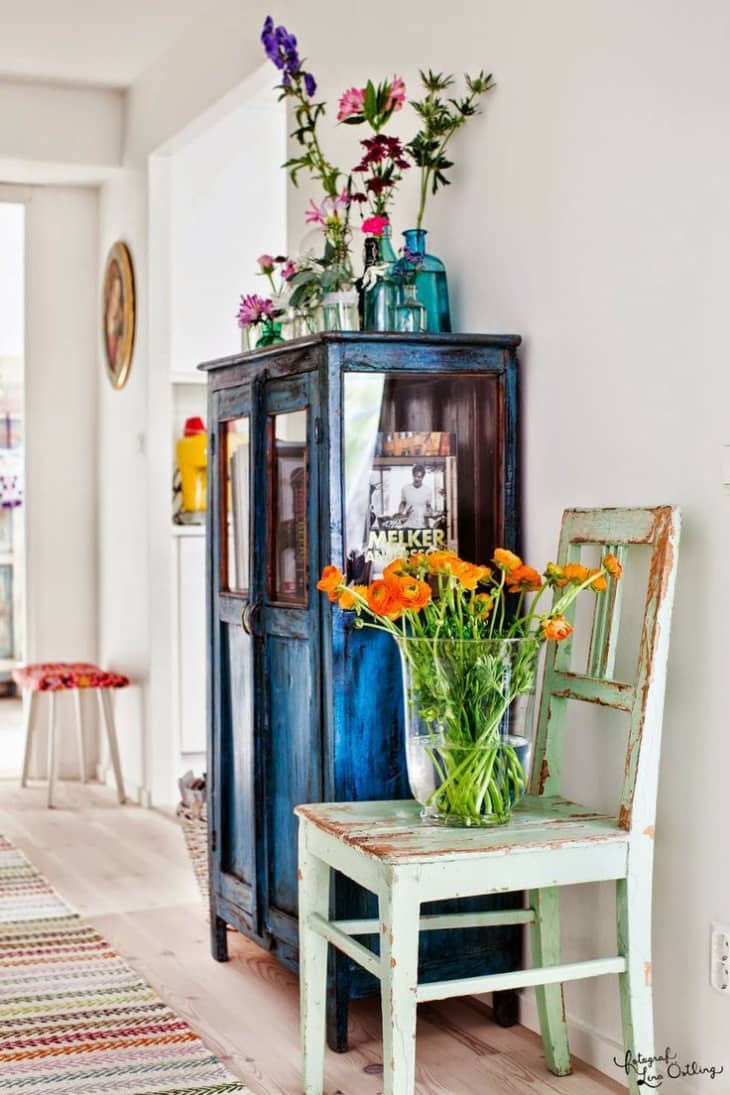 В тенденция: Извънгабаритни вази, пълни с красиви цветове и клони