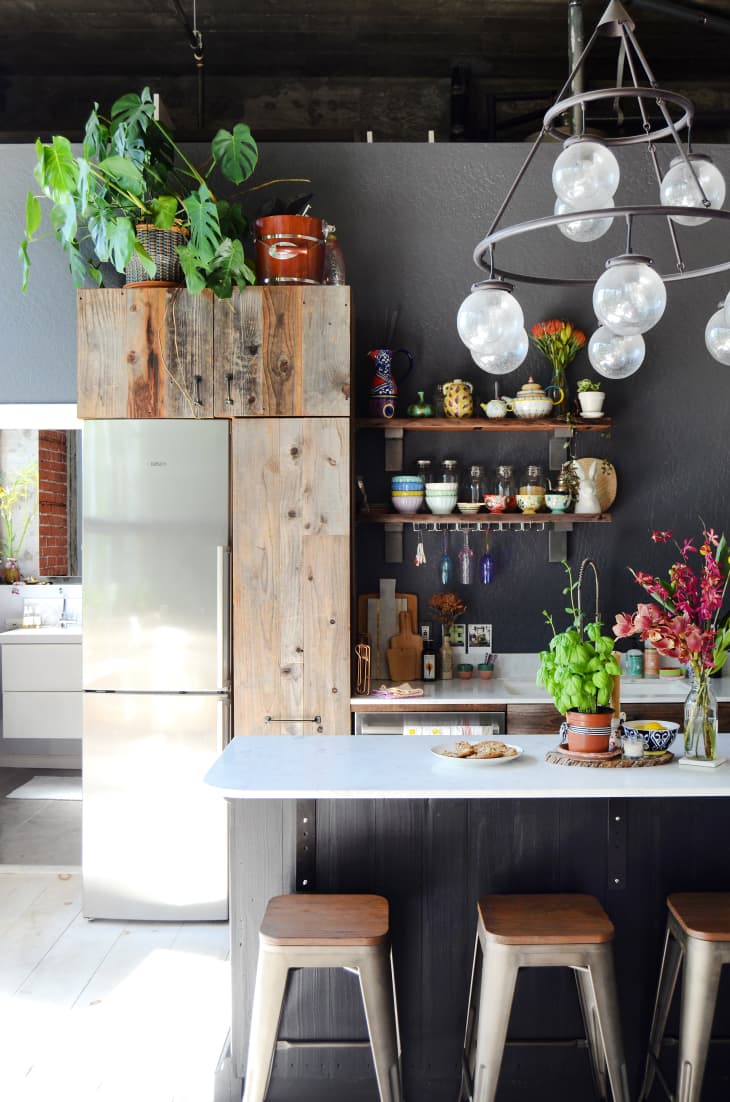 Hvordan dekorere plassen over kjøkkenskap perfekt