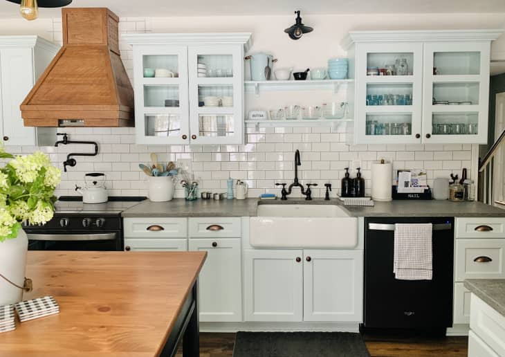 Ta sponka za vhodni prostor je lahko popolna za ustvarjanje dodatnega sloga in prostora za shranjevanje v vaši kuhinji