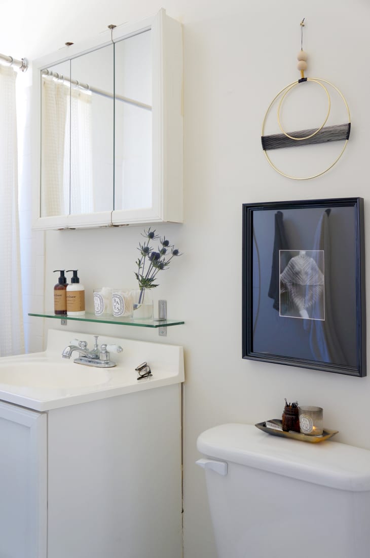 आणखी लहान स्नानगृह समस्या नाहीत: अधिक स्टोरेजसाठी शेल्व्हिंग जोडण्यासाठी 6 ठिकाणे