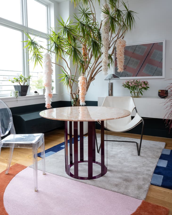 Тази нова тенденция за килими е най -лесният начин да направите хола си по -интересен