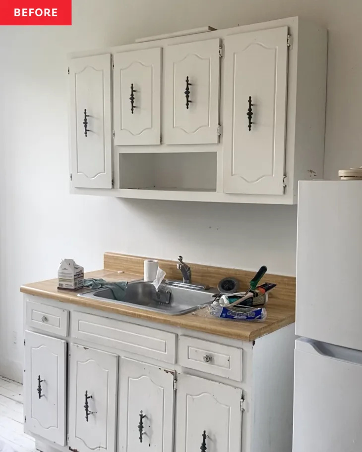 Преди и след: Наемател от Бруклин обновява остарялата си кухня от строителен клас с мрамор