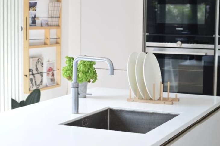 Ta eleganten kopalniški dodatek IKEA za 9 USD dejansko sodi v vašo kuhinjo