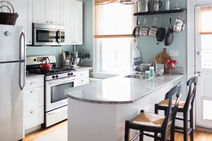 7 грешки при декорирането, които правят кухнята да изглежда по-малка, според интериорните дизайнери