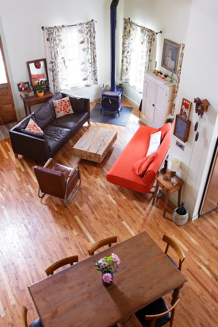 Trekk av denne klassiske Come-back Living Room Trend: Ultra lave kaffebord