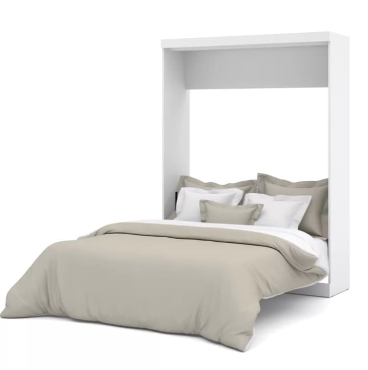 7 elegantas Mērfija gultas, kas palīdzēs viltot viesu guļamistabu