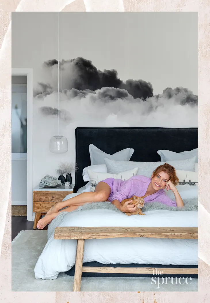 Kate Walsh 'myknet opp' sitt australske hjem med skyer, buede sitteplasser og discoballer