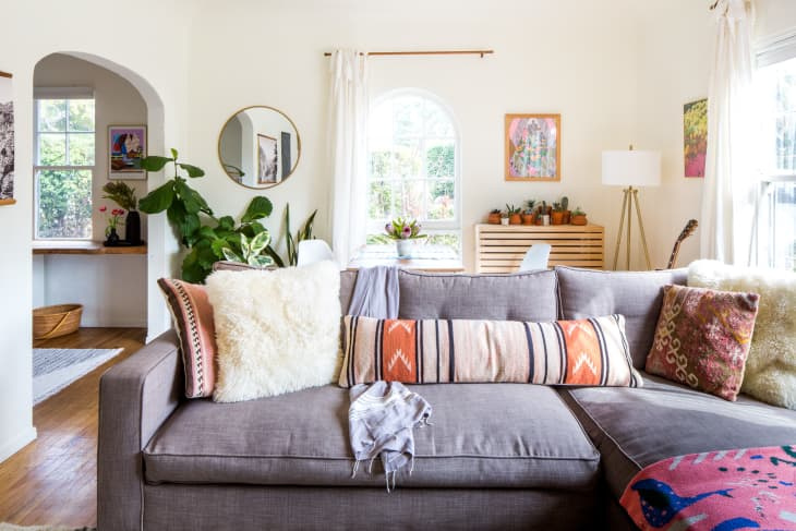 8 تعديلات خفية ستحول غرفة معيشتك إلى مساحة جديدة تمامًا