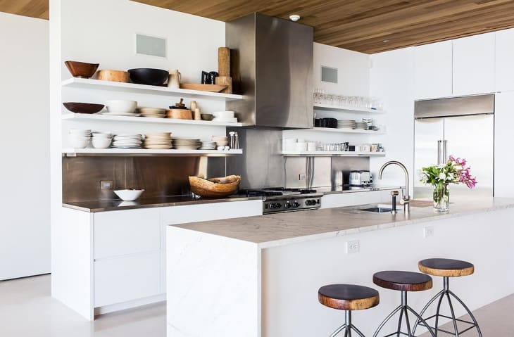 Нулевые способы сделать ваши открытые кухонные полки лучше