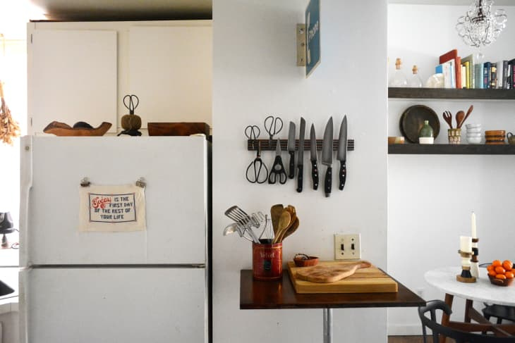Her er en budsjett- og leietakervennlig måte å få det trange kjøkkenet ditt til å føles lyst og luftig