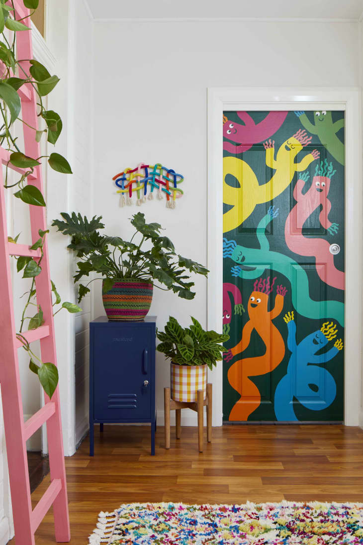   Dve rastliny vedľa maľovaných dverí