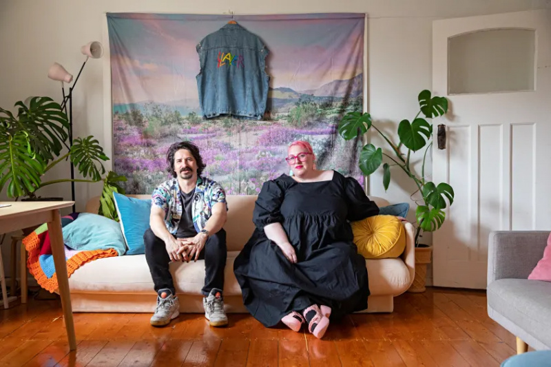 Tento zábavný zdieľaný austrálsky nájomný dom je plný farebných umení a remesiel