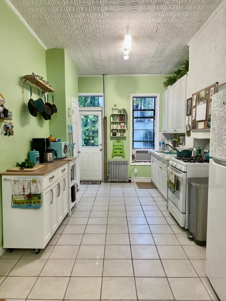   Зелена кухиња са подовима од белих плочица
