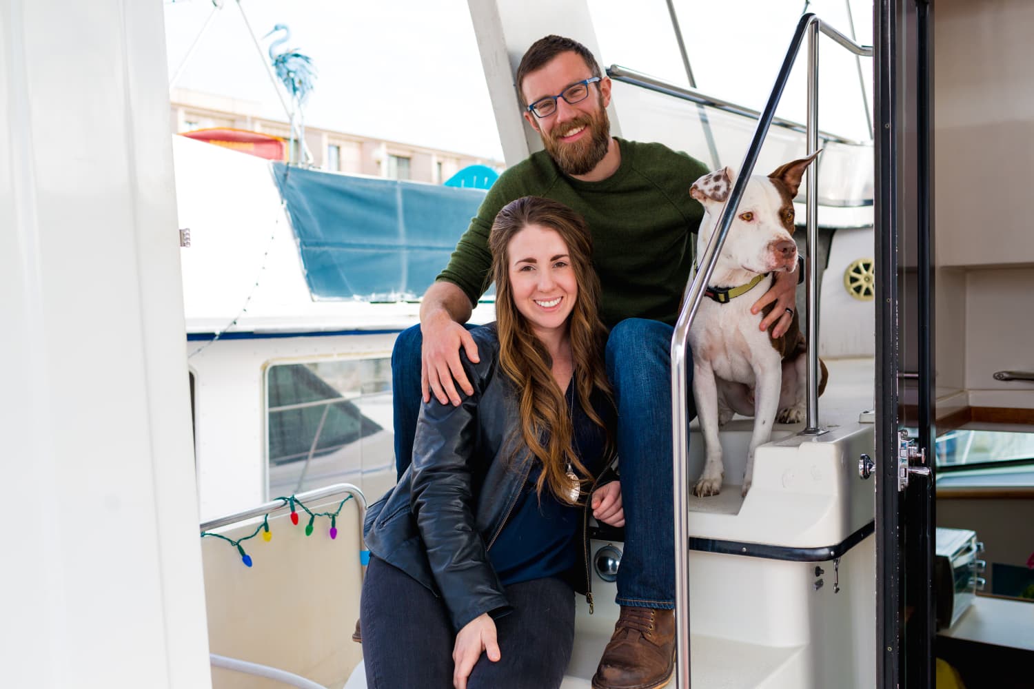 Яхта на борда на 400 квадратни фута, споделена от двойка DC (и тяхното кученце!)