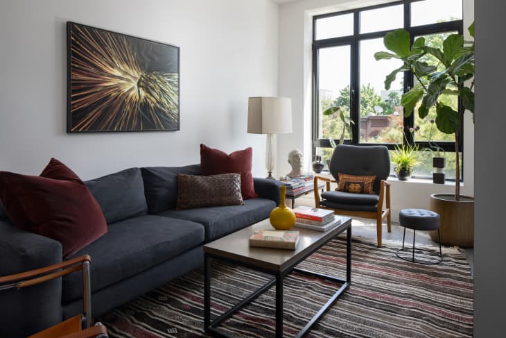 Tento brooklynský dom bezchybne zvláda neuveriteľne dlhú a veľmi úzku obývaciu izbu