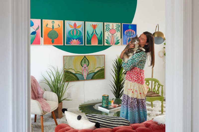 Taiteilijan Sunny Brooklyn -vuokraamo on täynnä taidetta, värejä ja seinämaalauksia