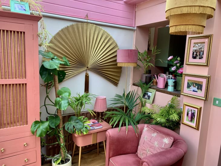 Detta brittiska hem har massor av rosa, leopardtryck och en otroligt färgstark trädgård