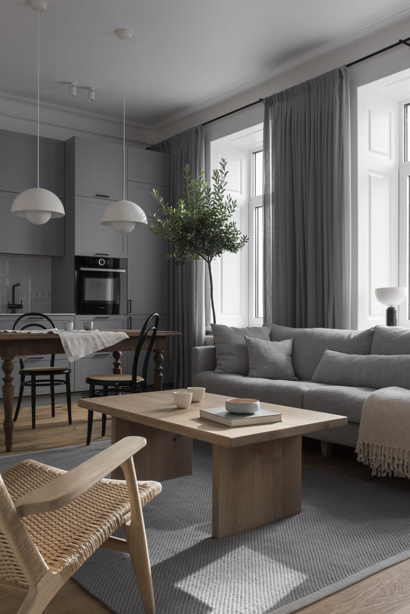 En florists minimala lägenhet i Ukraina använder grått på ett modernt sätt