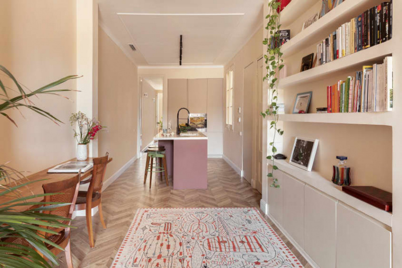 Denne dristige Barcelona-leiligheten har en buegang i alle rom