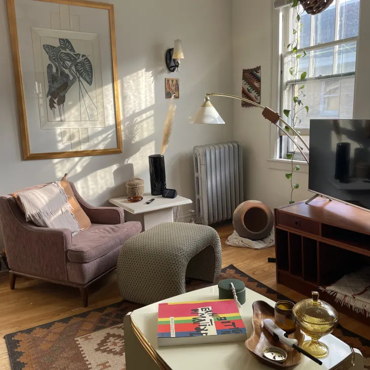 Tento malý chicagský apartmán má jedinečné športové vibrácie na spanie, relaxáciu a prácu